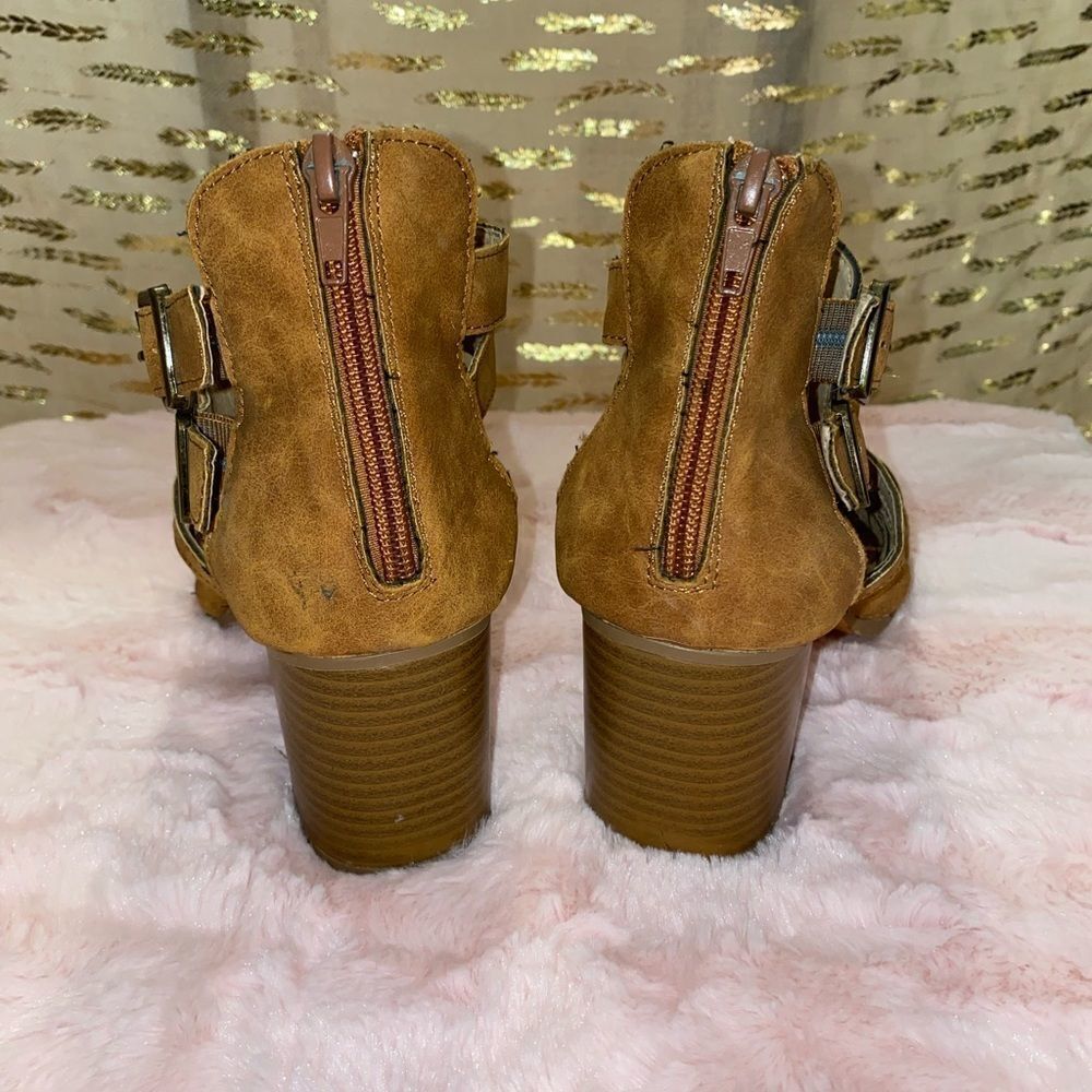 ETC! heel shoes with zippered back heel and decorative buckles sized L (8-9) - Picture 4 of 7